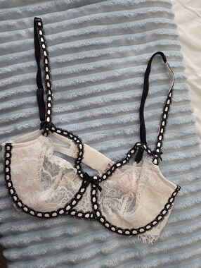 Victoria's Secret Dream Angels White Lace Underwire Bra with Black Trim